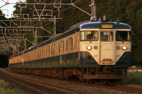 夕暮れのトンネルを抜ける列車