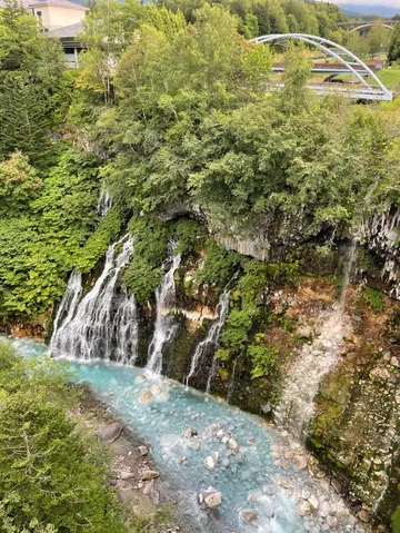 青い水の滝と緑の断崖
