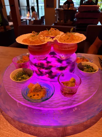幻想的な光に包まれた、華やかな一皿