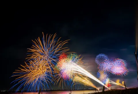 夜空を埋め尽くす光の祭典
