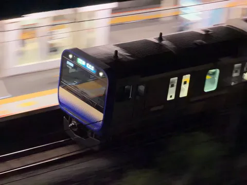 夜の線路を滑る車体の顔
