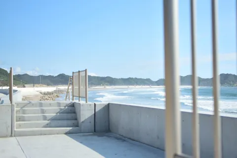 青い空と海、コンクリートのコントラスト