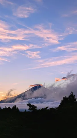 夕焼けの雲海と火山