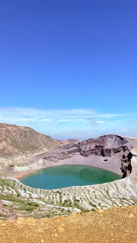 青い火口湖の静寂