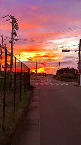 夕焼けに染まる道