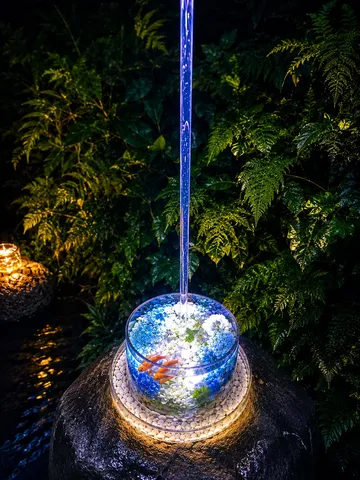 夜を彩る幻想的な水景