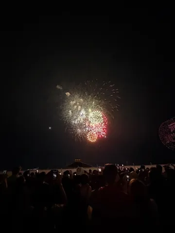 夜空を染める花火の音