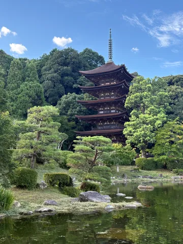 水面に映る五重の静