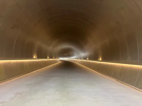 光のトンネル、未来への道