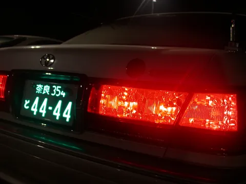 光が誘う、夜のドライブ