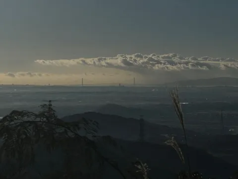 海と雲の横顔、遠景の橋
