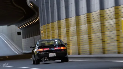 トンネルを駆け抜ける漆黒の疾走感