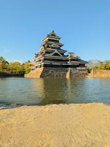 水面に映る黒い城の威厳