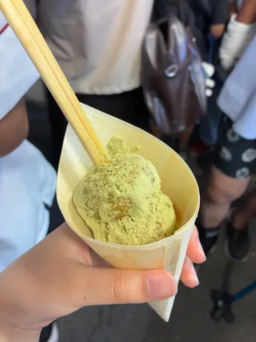 抹茶の粉雪、和菓子に舞う
