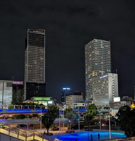 都会の夜空に灯る、静寂の光景