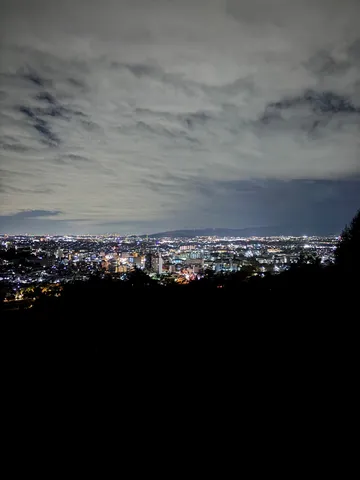 夜景に浮かぶ雲の帯