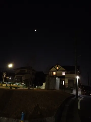 三日月と街灯、静かな夜の風景