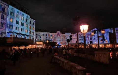 夜景に映えるショータイム