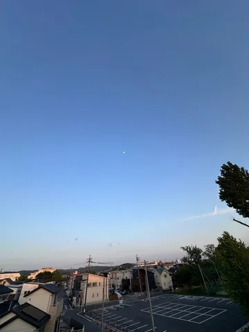 夜明け前の静かな街並み