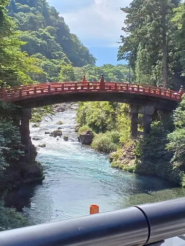 新緑に映える朱色の橋と清流