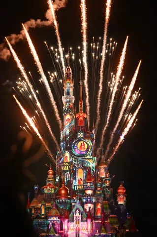 夜空を彩る魔法の城