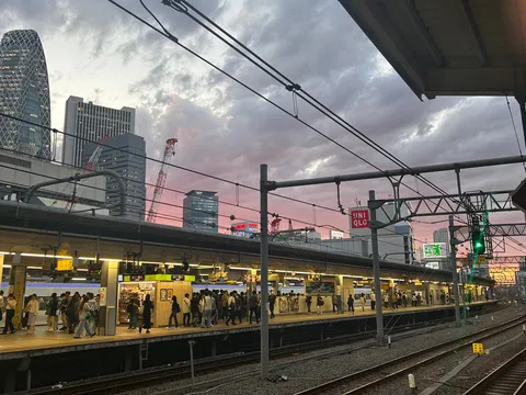 茜色の空と都会の鼓動