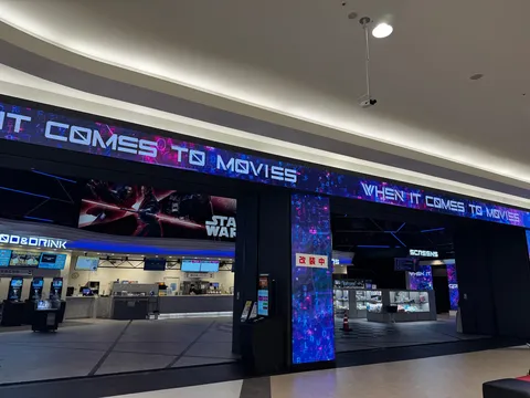 映画館のネオンサイン