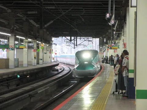 未来列車がホームを照らす