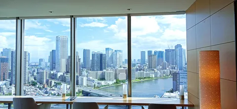窓から広がる都会の絶景