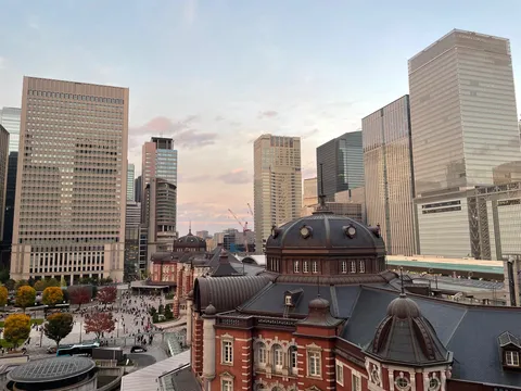 歴史と現代が交錯する夕景