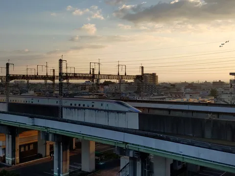 夕暮れの列車と都市の影