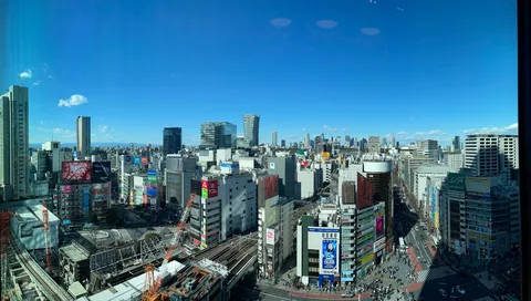 近代都市の空とビル群