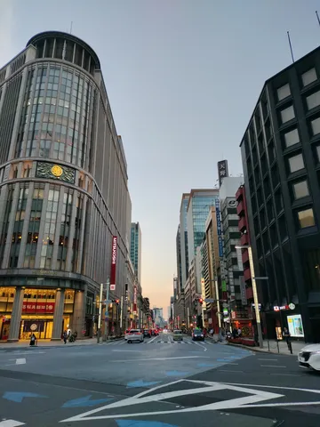 都会の灯りが灯る交差点