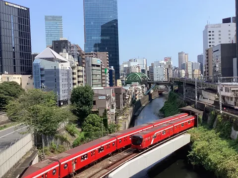 水辺の都市、赤き列車が紡ぐ物語