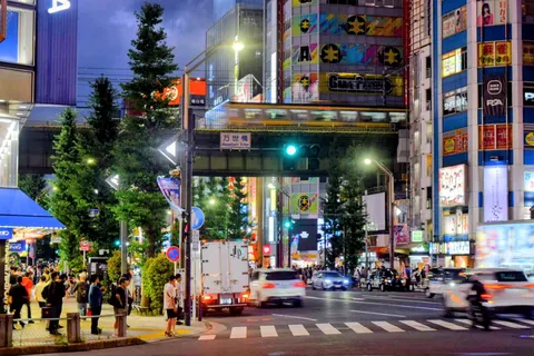 夜の交差点に流れる光