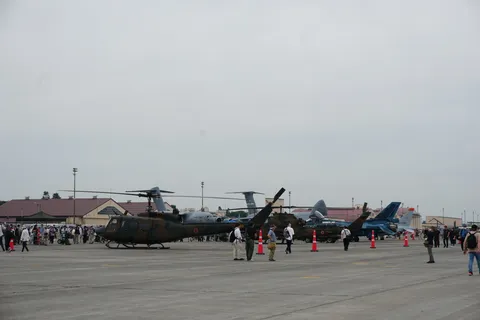 航空祭の日常、機体と人々の風景