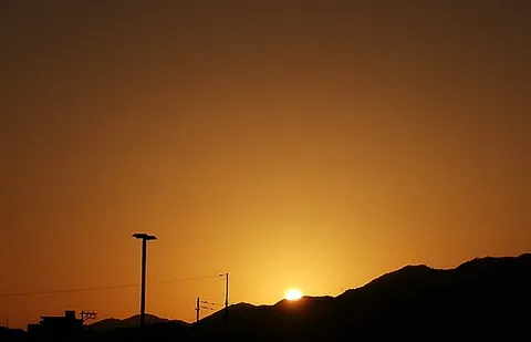 夕焼けと影の丘
