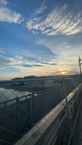 夕暮れ、静かな水辺の風景
