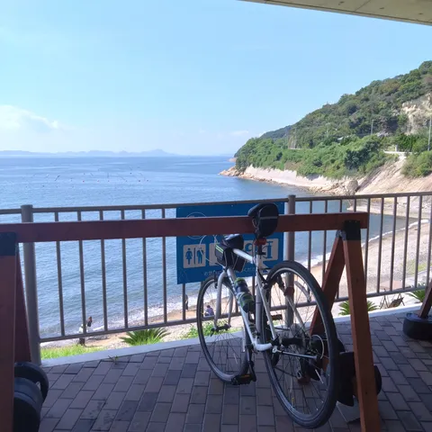 海辺の自転車、潮風と誘い