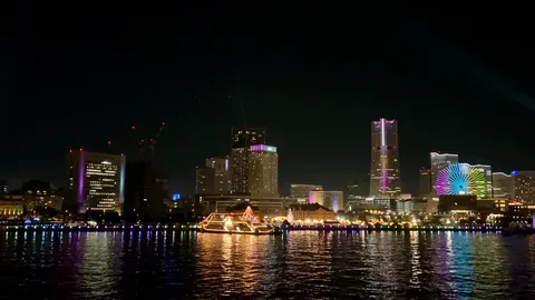 光きらめく水辺の夜