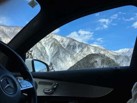 冬の山々を望むドライブ