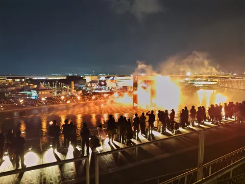 水面きらめく夜の光景