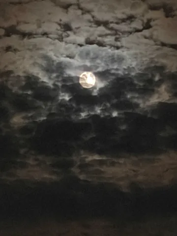 雲間から覗く、幻想的な月明かり