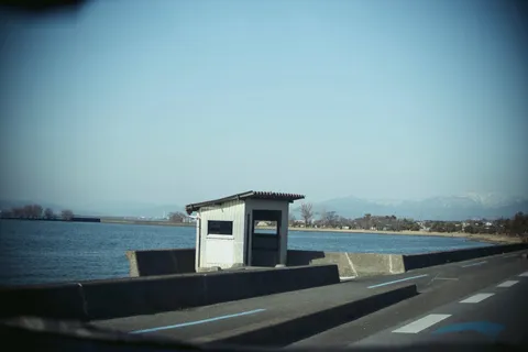 湖畔の謎小屋と青い道