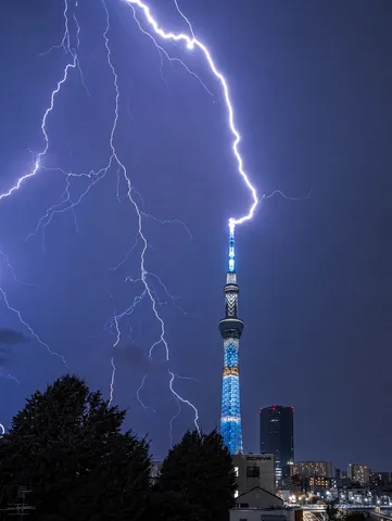 空を裂く稲妻と東京スカイツリー
