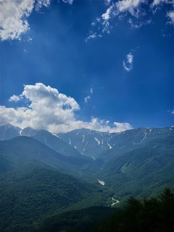 残雪の山々と青い空のコントラスト