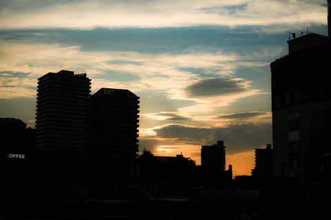夕暮れのビル群、空のグラデーション