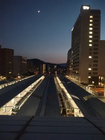 宵の口、駅に灯る光