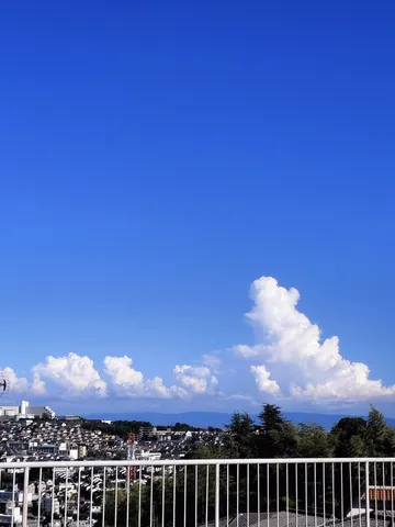 青空と雲が織りなす街の風景