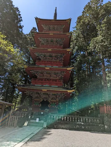 光降り注ぐ朱色の五重塔